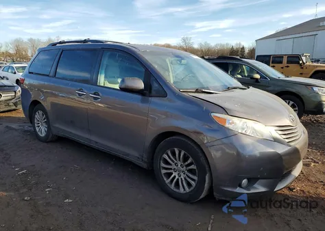 2015 Toyota Sienna Xle z USA, uszkodzony, nr VIN 5TDYK3DC2FS668049